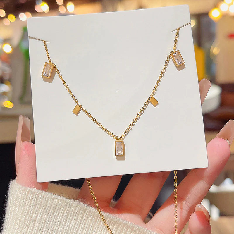 Colier elegant placat cu aur 18K cu pandantive geometrice și cristale