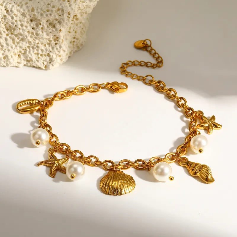 Brățară elegantă cu perle și simboluri marine, placată aur 18K, design cu scoici și stea de mare