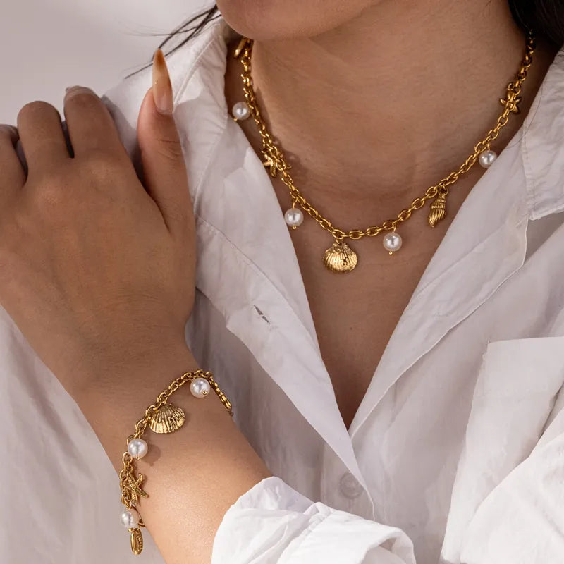 Brățară elegantă cu perle și simboluri marine, placată aur 18K, design cu scoici și stea de mare