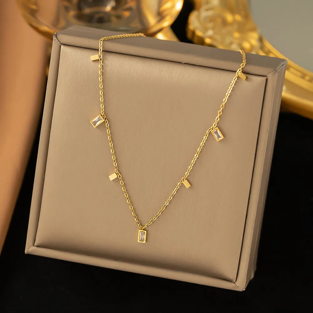 Colier elegant placat cu aur 18K cu pandantive geometrice și cristale